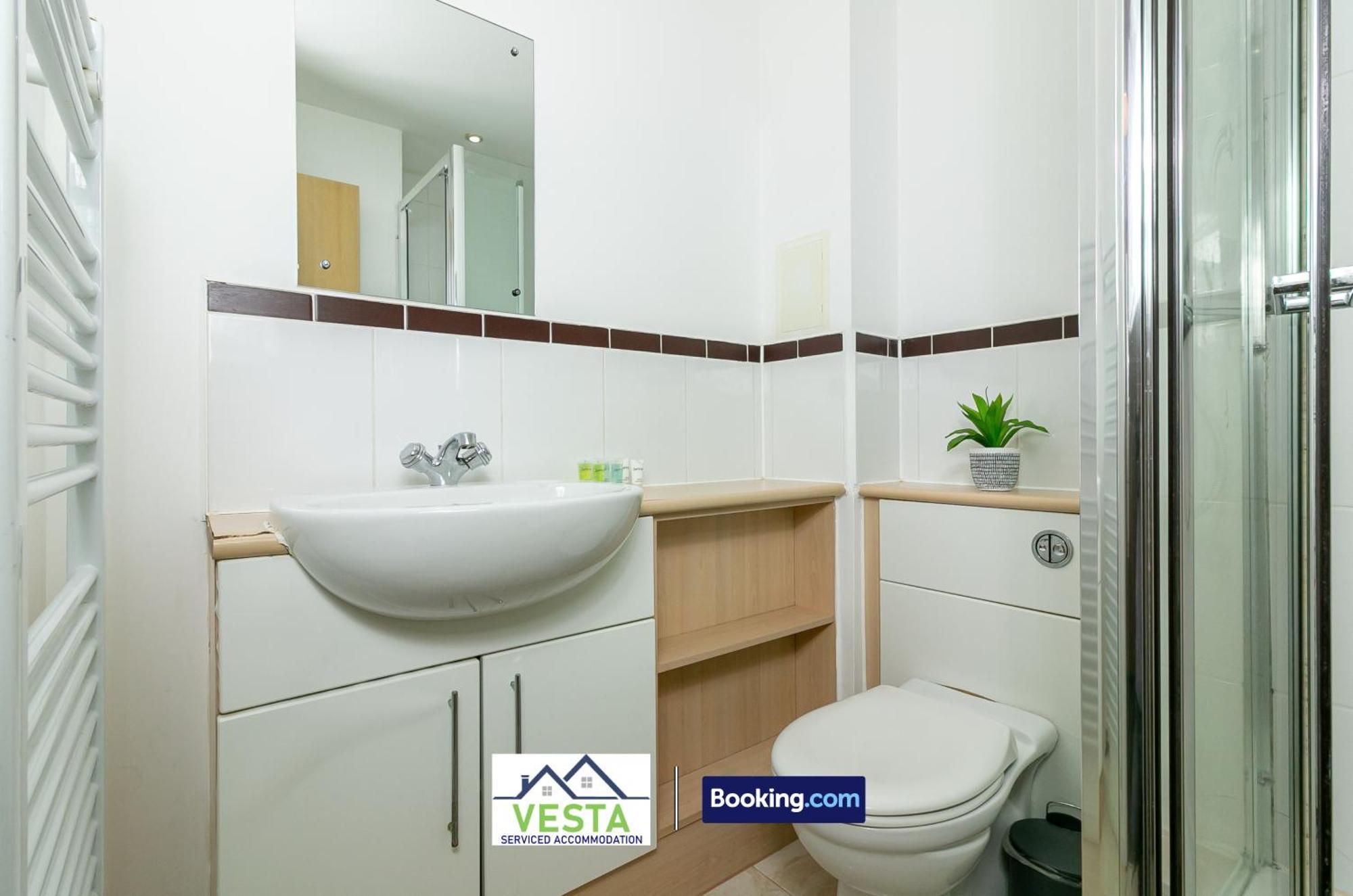 Two Bedrooms By Vesta Serviced & Short Lets Hatfield With Free Wifi Apartment *